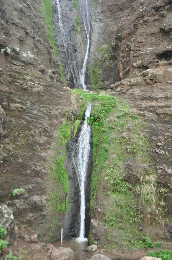 A 'cachoeira do banho', em Kalalau Beach, na Na'Pali Coast, costa norte de Kauai, no Havaí